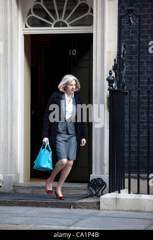 Downing Street, London, UK. 21.03.2012 Bild zeigt Theresa May, UK Innenminister Downing Street vor den Haushaltsplan 2012 UK verlassen. Stockfoto