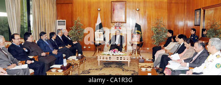 Präsident Asif Ali Zardari in Treffen mit Dr.Robert S.Scott, Stuhl von Rotary International Polio Plus Committee, bei Aiwan-e-Sadr am 21. März 2012. Völker-Partei (PPP)-Vorsitzender, Bilawal Bhutto Zardari präsentieren auch in diesem Fall. Stockfoto