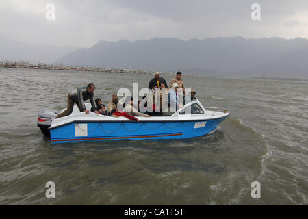 20. März 2012 - Srinagar, Kaschmir, Indien - indische Polizei Rettung Touristen aus Dal-See in einem Sturm in Srinagar, der Sommerhauptstadt des indischen Teil Kaschmirs. Ein starker Windsturm begann spät am Montag und am Dienstag beschädigt viele Dächer, entwurzelte Bäume und Strommasten. (Kredit Imag Stockfoto