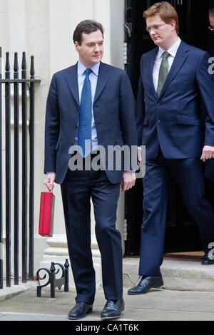 Kanzler der Staatskasse, George Osborne, MP und seinem Team (einschließlich Danny Alexander, MP) verlässt Nummer 11 Downing Street. Budget Tag, Westminster, London, 21. März 2012. Stockfoto