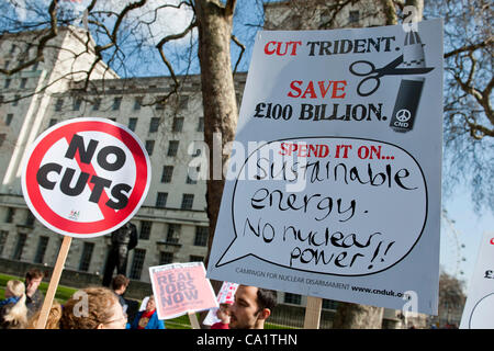 Demonstranten gegen Kürzungen sammeln außen Downing Street. Budget Tag, Westminster, London, 21. März 2012. Stockfoto