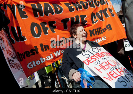 Demonstranten gegen Kürzungen sammeln außen Downing Street. Budget Tag, Westminster, London, 21. März 2012. Stockfoto