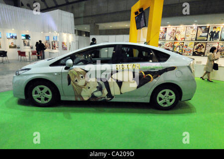 22. März 2012, ist Tokio - A Prius Hybrid-Auto mit Animation Zeichen gemalt Park in der Kabine von Nihon Kogakuin College auf der Tokyo International Animation Messe 2012 in Tokyo Big Sight auf Donnerstag, 22. März 2012 eröffnet. Comics und Animationen, die von den Studierenden produziert werden auf dem Display an der th Stockfoto