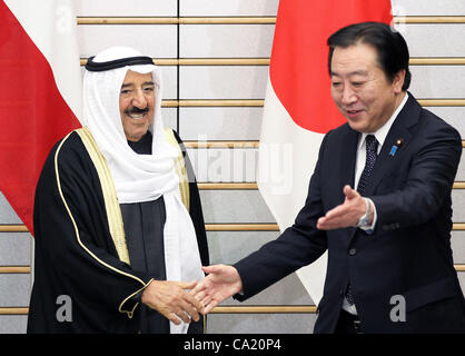 22. März 2012 schüttelt - Tokyo, Japan - Scheich Ahmad Al-Jaber Al-Sabah, der Emir von Kuwait (L) Hände mit Yoshihiko Noda, Japans Premierminister vor ihrem Treffen am Amtssitz des Noda am 22. März 2012 in Tokio, Japan. Amir ist auf einer viertägigen offiziellen Besuchs in Japan vom 20. März zu mir Stockfoto