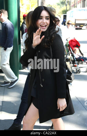 LILY COLLINS Ankunft für zusätzliche TV-INTERVIEW-LOS ANGELES-Kalifornien-USA 22. März 2012 Stockfoto