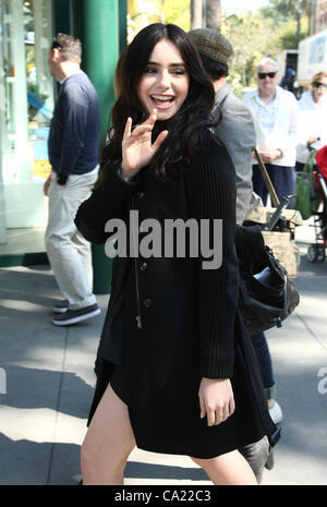 LILY COLLINS Ankunft für zusätzliche TV-INTERVIEW-LOS ANGELES-Kalifornien-USA 22. März 2012 Stockfoto