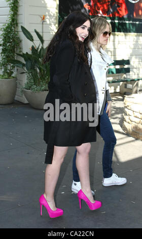 LILY COLLINS Ankunft für zusätzliche TV-INTERVIEW-LOS ANGELES-Kalifornien-USA 22. März 2012 Stockfoto