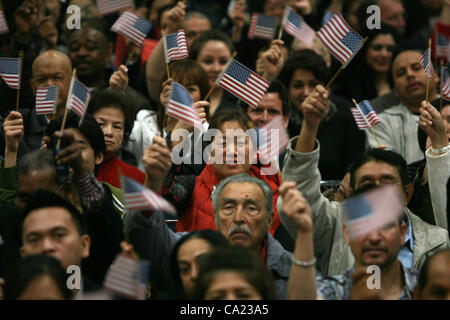 22. März 2012 - Los Angeles, Kalifornien, USA - Menschen nehmen den Eid der Staatsbürgerschaft, wie mehr als 8.000 Menschen als US-Bürger während der Einbürgerung Zeremonien im Los Angeles Convention Center vereidigt sind. (Kredit-Bild: © Ringo Chiu/ZUMAPRESS.com) Stockfoto