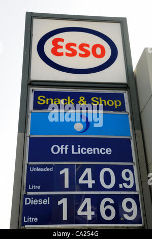 Steigenden Kraftstoffkosten UK. Esso Benzin und Dieselpreise, Cambridge, UK. 23. März 2012 Stockfoto