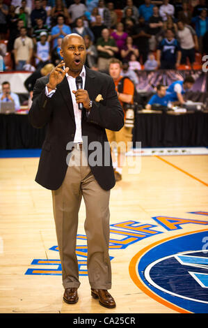 HALIFAX, NS - 22. März 2012: Halifax Rainmen Inhaber/CEO National Basketball League of Canada Präsident Andre Levingston Adressen Fans nach seinem Team besiegt und die London Blitz 93-85 in Spiel vier ihrer Best-of-Five National Basketball League of Canada Championship Series an der Halifax-Met Stockfoto