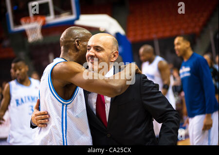 HALIFAX, NS - 22. März 2012: Halifax Rainmen vorwärts Eric Crookshank und Joseph Cheftrainer "Pep" Claros zu feiern, nachdem ihr Team London Blitz 93-85 in Spiel vier ihrer Best-of-Five National Basketball League of Canada Championship Series in Halifax Metro Centre besiegt. Der Sieg Stockfoto