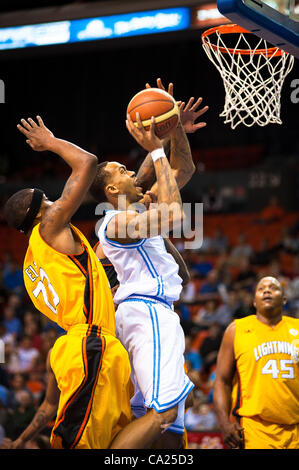 HALIFAX, NS - 22. März 2012: Halifax Rainmen vorwärts treibt Darnell Hugee (Mitte) in den Korb für einen Lay auf dem Weg zum Sieg über die London Blitz 93-85 in Spiel vier ihrer Best-of-Five National Basketball League of Canada Championship Series bei Halifax Metro Centre. Die Sieg-Kraft Stockfoto