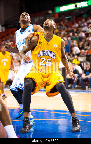 HALIFAX, NS - 22. März 2012: London Blitz #25 Gabe Freeman Schlachten Halifax Rainmen #20 Eric Crookshank für einen Rebound als Rainmen Niederlage der Blitz 93-85 im Spiel vier ihrer Best-of-Five National Basketball League of Canada Championship Series in Halifax Metro Centre. Der Sieg fo Stockfoto