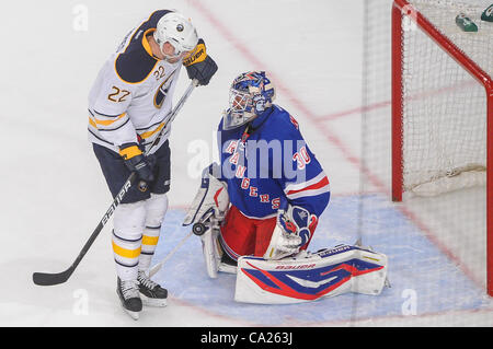 23. März 2012 - New York, New York, USA - Buffalo Sabres rechter Flügel Brad Boyes (22) sucht den Abpraller nach New York Rangers Torwart Henrik Lundqvist (30) eine sichere eine Ablenkung während der ersten Periode NHL-Aktion zwischen den Buffalo Sabres und den New York Rangers im Madison Square Garden in New erzielt Stockfoto