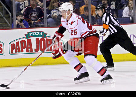 23. März 2012 - nimmt Columbus, Ohio, USA - Carolina Hurricanes Verteidiger Joni Pitkanen (25) den Puck das Eis in der ersten Periode des Spiels zwischen den Carolina Hurricanes und den Columbus Blue Jackets in der Nationwide Arena, Columbus, Ohio. (Kredit-Bild: © Scott Stuart/ZUMAPRESS.com) Stockfoto