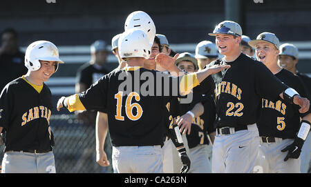 23. März 2012 - Albuquerque, NM, USA - Pius' #16 Tristin Rizek Köpfe in Richtung Home-Plate und seine Mannschaftskameraden, die auf ihn warten, nach der Kollision mit einem 2 laufen Homer in der Spitze des vierten Inning von Spiel gegen Carlsbad. Freitag, 23. März 2012. (Kredit-Bild: © Jim Thompson/Albuquerque Jo Stockfoto