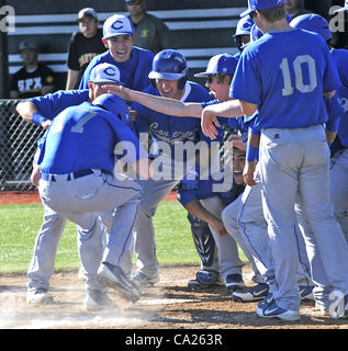 23. März 2012 - Albuquerque, NM, USA - Carlsbad #17, die in Richtung Home-Plate und seine Teamkollegen Devin Groves leitet, nach der Kollision mit einem 3 run Homer in der Unterseite des dritten Inning von Spiel gegen St. Pius. Freitag, 23. März 2012. (Kredit-Bild: © Jim Thompson/Albuquerque Journal/ZUMAPRESS.com) Stockfoto