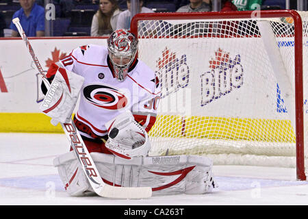 23. März 2012 - Columbus, Ohio, USA - Carolina Hurricanes Torhüter Cam Ward (30) mit einem Handschuh sparen in der ersten Periode des Spiels zwischen den Carolina Hurricanes und den Columbus Blue Jackets in der Nationwide Arena, Columbus, Ohio. (Kredit-Bild: © Scott Stuart/ZUMAPRESS.com) Stockfoto