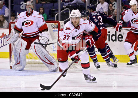 23. März 2012 - steuert Columbus, Ohio, USA - Carolina Hurricanes Center Tim Brent (37) den Puck in der ersten Periode des Spiels zwischen den Carolina Hurricanes und den Columbus Blue Jackets in der Nationwide Arena, Columbus, Ohio. (Kredit-Bild: © Scott Stuart/ZUMAPRESS.com) Stockfoto