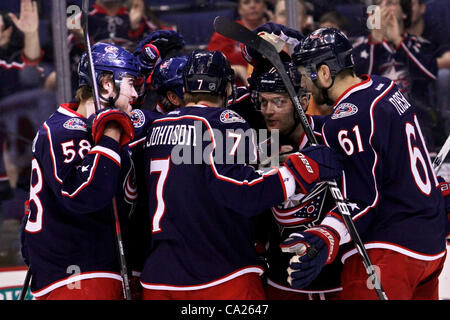 23. März 2012 - Columbus, Ohio, USA - Columbus Blue Jackets Spieler feiern ihre erste Tor des Spiels in der ersten Periode des Spiels zwischen den Carolina Hurricanes und den Columbus Blue Jackets in der Nationwide Arena, Columbus, Ohio. (Kredit-Bild: © Scott Stuart/ZUMAPRESS.com) Stockfoto