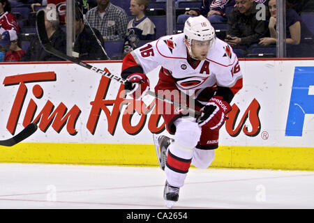 23. März 2012 - Columbus, Ohio, USA - Carolina Hurricanes center Brandon Sutter (16) Schlittschuhe während der zweiten Phase des Spiels zwischen den Carolina Hurricanes und den Columbus Blue Jackets in der Nationwide Arena, Columbus, Ohio. (Kredit-Bild: © Scott Stuart/ZUMAPRESS.com) Stockfoto