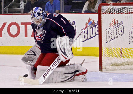 23. März 2012 - hält Columbus, Ohio, USA - Columbus Blue Jackets Torwart Steve Mason (1) den Puck in der zweiten Phase des Spiels zwischen den Carolina Hurricanes und den Columbus Blue Jackets in der Nationwide Arena, Columbus, Ohio. (Kredit-Bild: © Scott Stuart/ZUMAPRESS.com) Stockfoto