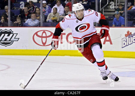 23. März 2012 - Columbus, Ohio, USA - Carolina Hurricanes center Tuomo Ruutu (15) Schlittschuhe während der zweiten Phase des Spiels zwischen den Carolina Hurricanes und den Columbus Blue Jackets in der Nationwide Arena, Columbus, Ohio. (Kredit-Bild: © Scott Stuart/ZUMAPRESS.com) Stockfoto