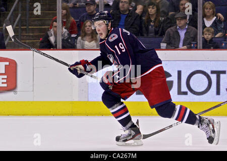 23. März 2012 - Columbus, Ohio, USA - Columbus Blue Jackets center Ryan Johansen (19) Schlittschuhe während der zweiten Phase des Spiels zwischen den Carolina Hurricanes und den Columbus Blue Jackets in der Nationwide Arena, Columbus, Ohio. (Kredit-Bild: © Scott Stuart/ZUMAPRESS.com) Stockfoto