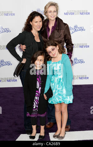 8. Februar 2011 - Los Angeles, Kalifornien, US - Schauspielerin JANE LYNCH, DR. LARA EMBRY und Kinder kommen bei der Paramount Bilder Justin Bieber: Never Say Never Premiere im Nokia Theater L.A. Live. (Bild Kredit: Brandon Parry/ZUMAPRESS.com ©) Stockfoto