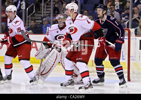 23. März 2012 - Columbus, Ohio, US - Spieler versammeln sich vor dem Netz in Dritte Periode des Spiels zwischen den Carolina Hurricanes und den Columbus Blue Jackets in der Nationwide Arena, Columbus, Ohio. (Kredit-Bild: © Scott Stuart/ZUMAPRESS.com) Stockfoto