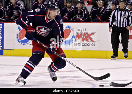 23. März 2012 - Columbus, Ohio, USA - Columbus Blue Jackets zentrieren Mark Letestu (17) Schlittschuhe mit dem Puck in der dritten Periode des Spiels zwischen den Carolina Hurricanes und den Columbus Blue Jackets in der Nationwide Arena, Columbus, Ohio. (Kredit-Bild: © Scott Stuart/ZUMAPRESS.com) Stockfoto