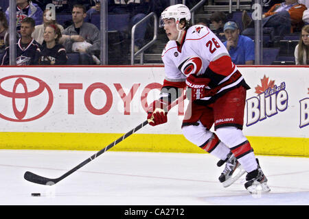 23. März 2012 - nimmt Columbus, Ohio, USA - Carolina Hurricanes Verteidiger Justin Faulk (28) den Puck in der dritten Periode des Spiels zwischen den Carolina Hurricanes und den Columbus Blue Jackets in der Nationwide Arena, Columbus, Ohio. (Kredit-Bild: © Scott Stuart/ZUMAPRESS.com) Stockfoto