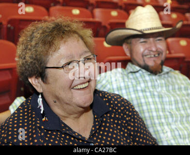 23. März 2012 - Albuquerque, NM, USA - Greg Sorber--Phyllis King von Gallup, links, mag die Bulls während ihr Sohn Tyson König auf Freitag, 23. März 2012 für die Fahrer bei der PBR Ty Murray Invitational in der Grube in Albuquerque Wurzeln. (Kredit-Bild: © Greg Sorber/Albuquerque Journal/ZUMAPRESS.com Stockfoto