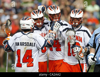 24. März 2012 - Charlottesville, VA, Vereinigte Staaten von Amerika - The Virginia Cavaliers feiert ein Tor während des Spiels gegen die Johns Hopkins in Charlottesville, VA. Johns Hopkins besiegte Virginia 11-10 in der Overtime. (Kredit-Bild: © Andrew Shurtleff/ZUMAPRESS.com) Stockfoto