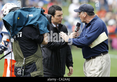 24. März 2012 - Charlottesville, VA, Vereinigte Staaten - Virginia Cavaliers Head coach Dom Starsia Gespräche mit den Medien während des Spiels in Charlottesville, VA. Johns Hopkins besiegte Virginia 11-10 in der Overtime. (Kredit-Bild: © Andrew Shurtleff/ZUMAPRESS.com) Stockfoto