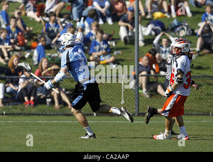 24. März 2012 - Charlottesville, VA, Vereinigte Staaten von Amerika - Johns Hopkins John Ranagan (31) erzielt den Siegtreffer in der Nachspielzeit gegen die Virginia Cavaliers in Charlottesville, VA. Johns Hopkins besiegte Virginia 11-10. (Kredit-Bild: © Andrew Shurtleff/ZUMAPRESS.com) Stockfoto