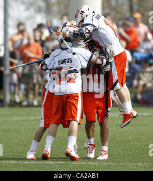 24. März 2012 - Charlottesville, VA, Vereinigte Staaten von Amerika - The Virginia Cavaliers feiert ein Tor während des Spiels gegen die Johns Hopkins in Charlottesville, VA. Johns Hopkins besiegte Virginia 11-10 in der Overtime. (Kredit-Bild: © Andrew Shurtleff/ZUMAPRESS.com) Stockfoto