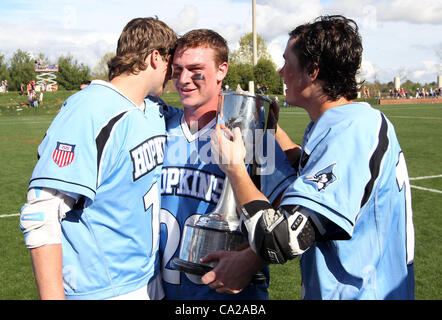 24. März 2012 - Charlottesville, VA, Vereinigte Staaten von Amerika - Johns Hopkins Spieler feiern Gewinn des E. Doyle Smith Cup nach dem Sieg über Virginia 11-10 in Überstunden in Charlottesville, Virginia (Credit-Bild: © Andrew Shurtleff/ZUMAPRESS.com) Stockfoto