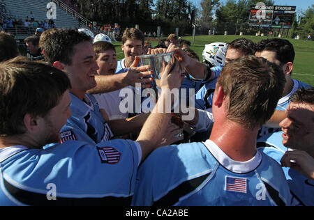 24. März 2012 - Charlottesville, VA, Vereinigte Staaten von Amerika - Johns Hopkins Spieler feiern Gewinn des E. Doyle Smith Cup nach dem Sieg über Virginia 11-10 in Überstunden in Charlottesville, Virginia (Credit-Bild: © Andrew Shurtleff/ZUMAPRESS.com) Stockfoto