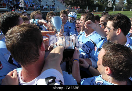 24. März 2012 - Charlottesville, VA, Vereinigte Staaten von Amerika - Johns Hopkins Spieler feiern Gewinn des E. Doyle Smith Cup nach dem Sieg über Virginia 11-10 in Überstunden in Charlottesville, Virginia (Credit-Bild: © Andrew Shurtleff/ZUMAPRESS.com) Stockfoto