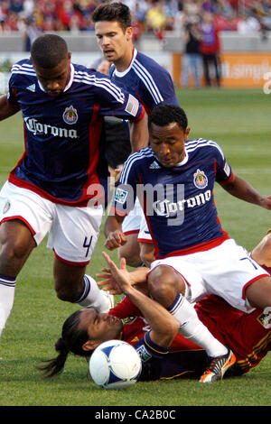 24. März 2012 - Heimniederlage Sandy, Utah, USA - Real Salt Lake forward Fabian Espindola (7) durch die Chivas USA Verteidigung während RSLs 0-1 in Angriff genommen wird in Rio Tinto Stadium... Stephen Holt/SHP (Kredit-Bild: © Stephen Holt/ZUMAPRESS.com) Stockfoto