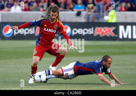 24. März 2012 - Sandy, Utah, USA - Streifen Real Salt Lake Mittelfeldspieler Kyle Beckerman (5) den Ball von Chivas USA 0: 1 zu Hause in Rio Tinto Stadium für ihre erste Niederlage des Jahres... Stephen Holt/SHP (Kredit-Bild: © Stephen Holt/ZUMAPRESS.com) Stockfoto