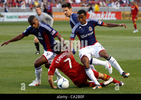 24. März 2012 - Heimniederlage Sandy, Utah, USA - Real Salt Lake forward Fabian Espindola (7) durch die Chivas USA Verteidigung während RSLs 0-1 in Angriff genommen wird in Rio Tinto Stadium... Stephen Holt/SHP (Kredit-Bild: © Stephen Holt/ZUMAPRESS.com) Stockfoto