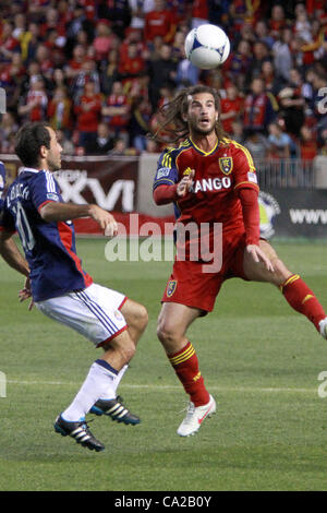 24. März 2012 - Heimniederlage Sandy, Utah, USA - Real Salt Lake Mittelfeldspieler geht Kyle Beckerman (5) für eine lockere Kugel während RSLs 0: 1 gegen Chivas USA in Rio Tinto Stadium... Stephen Holt/SHP (Kredit-Bild: © Stephen Holt/ZUMAPRESS.com) Stockfoto