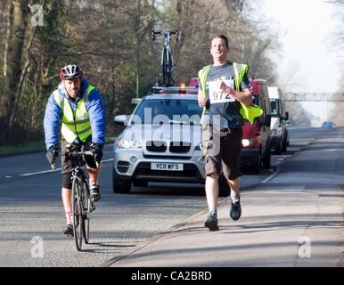 Bagshot, UK, 25.03.2012: Läufer, die Teilnahme an einer Show 1000-Meilen Sport Relief Herausforderung. Organisiert von der BBC-Show "The One Show", laufen eine 1000 Läufer ein Relais 1 Meile jede Veredelung auf der Mall. Stockfoto