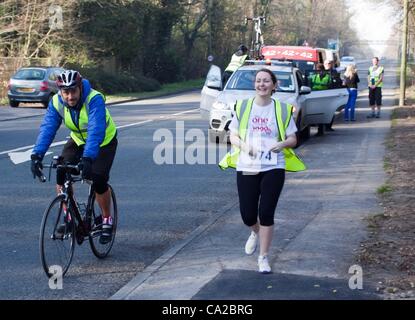 Bagshot, UK, 25.03.2012: Läufer, die Teilnahme an einer Show 1000-Meilen Sport Relief Herausforderung. Organisiert von der BBC-Show "The One Show", laufen eine 1000 Läufer ein Relais 1 Meile jede Veredelung auf der Mall. Stockfoto