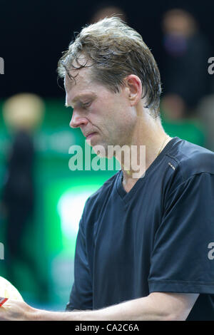 Zürich, Schweiz-März 24: Stefan Edberg gibt Autogramme an BNP Paribas Zurich Open Champions Tour in Zürich, SUI auf 24. März 2012.  Er verlor die Finale gegen Moya. Stockfoto