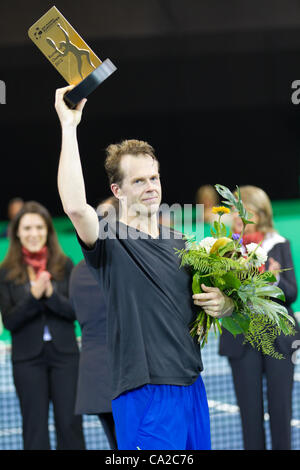 Zürich, Schweiz-März 24: Stefan Edberg erhält eine Trophäe für 2. Legen Sie im Finale der BNP Paribas Open Champions Tour Aganinst Carlos Moya in Zürich, SUI auf 24. März 2012. Stockfoto