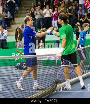 Zürich, Schweiz-März 24: Trophy Zeremonie für Carlos Moya und Stefan Edberg bei BNP Paribas Open Champions Tour in Zürich, SUI auf 24. März 2012.  Moya gewonnen aus medizinischen Gründen. Stockfoto