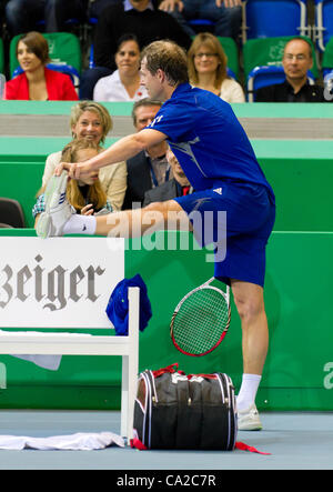 Zürich, Schweiz-März 24: Stefan Edberg spielt Tennis im Finale der BNP Paribas Open Champions Tour Aganinst Carlos Moya in Zürich, SUI auf 24. März 2012.  Er verlor das Match aus medizinischen Gründen. Stockfoto